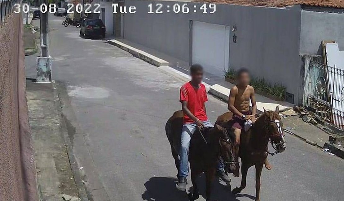 Polícia divulga imagens de dupla que usa cavalos para realizar assaltos