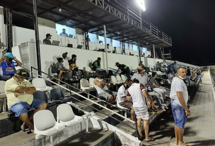 ARAPIRACA: Mesmo com a proibição de público no Estádio Municipal, várias pessoas acompanharam o jogo do Cruzeiro