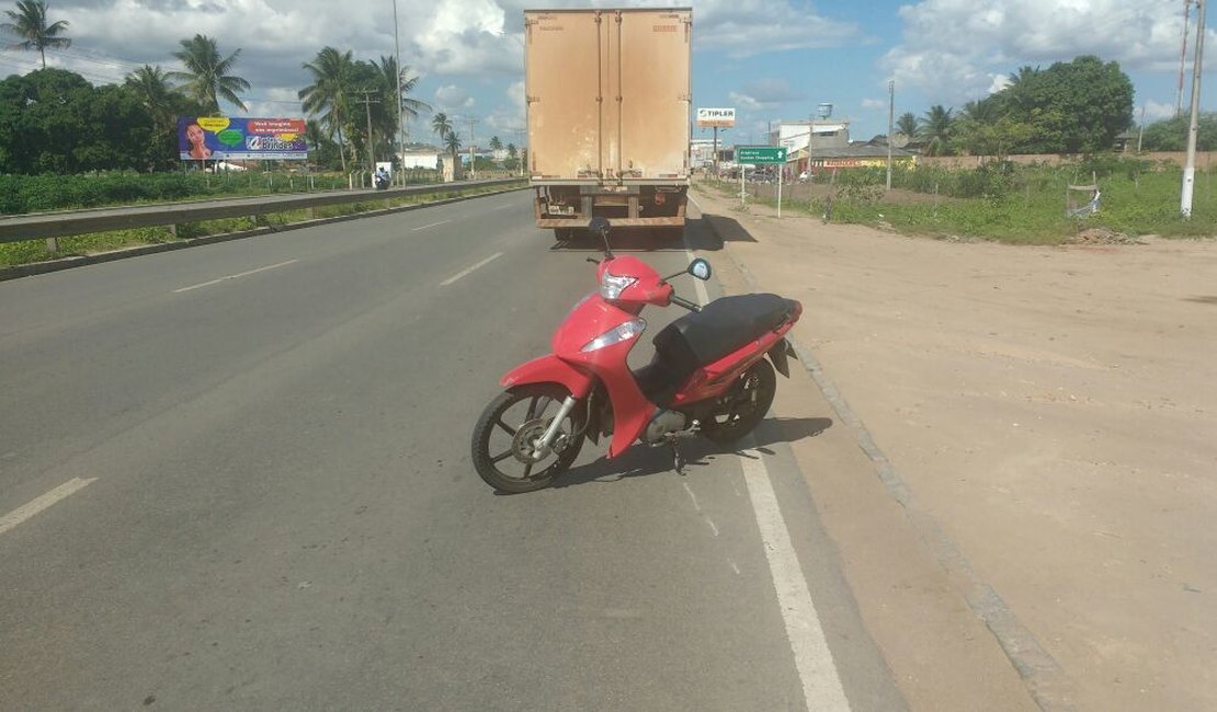 Ao ultrapassar caminhão, mulher perde controle da moto e sofre acidente na AL-220