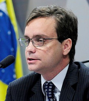 Ministro visita única criança brasileira que está só em abrigo nos EUA