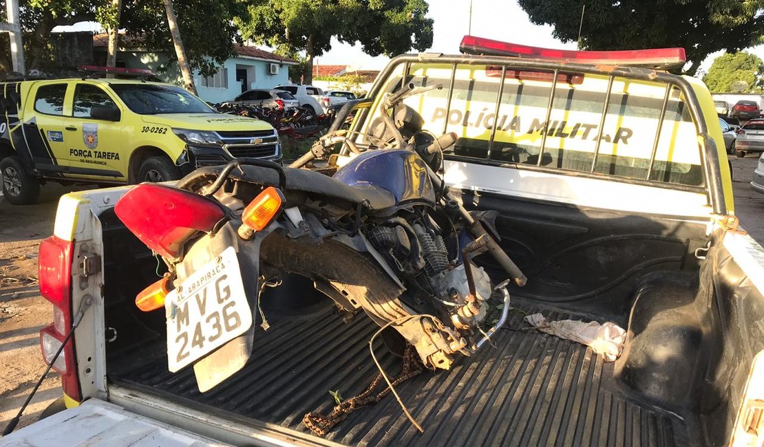Polícia recupera motocicleta roubada em matagal no Povoado Canaã