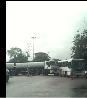 Caminhão-tanque colide com ônibus nas proximidades da Ufal