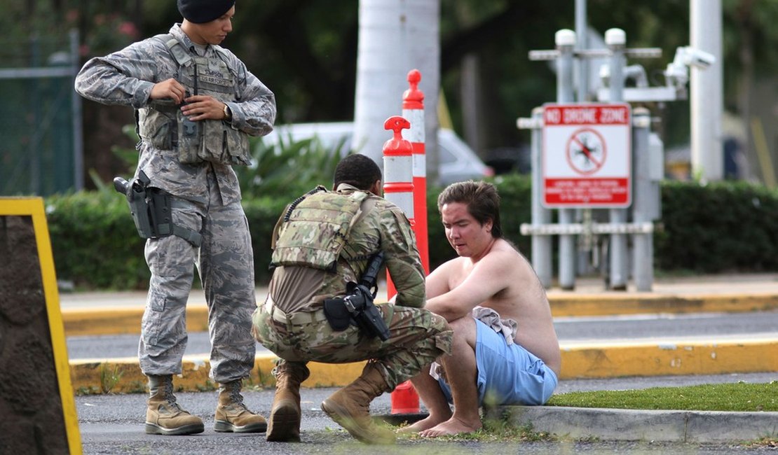 Marinheiro mata 2 pessoas e se suicida em base naval de Pearl Harbor (EUA)