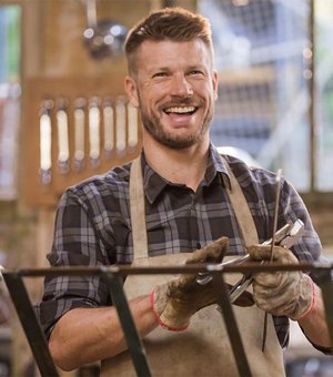Rodrigo Hilbert assa pão em forno construído por ele mesmo no 'É de casa'