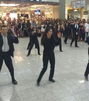 Estudantes de Arapiraca protestam contra corrupção com coreografia em shopping center