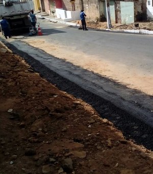 Prefeitura faz manutenção de pavimentação em vias de bairros e zona rural de Arapiraca