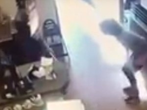 Proibida de usar o banheiro, mulher defeca no chão e joga as fezes em atendente