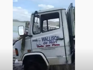 Caminhão cai de balsa no Rio São Francisco e precisa ser puxado por trator