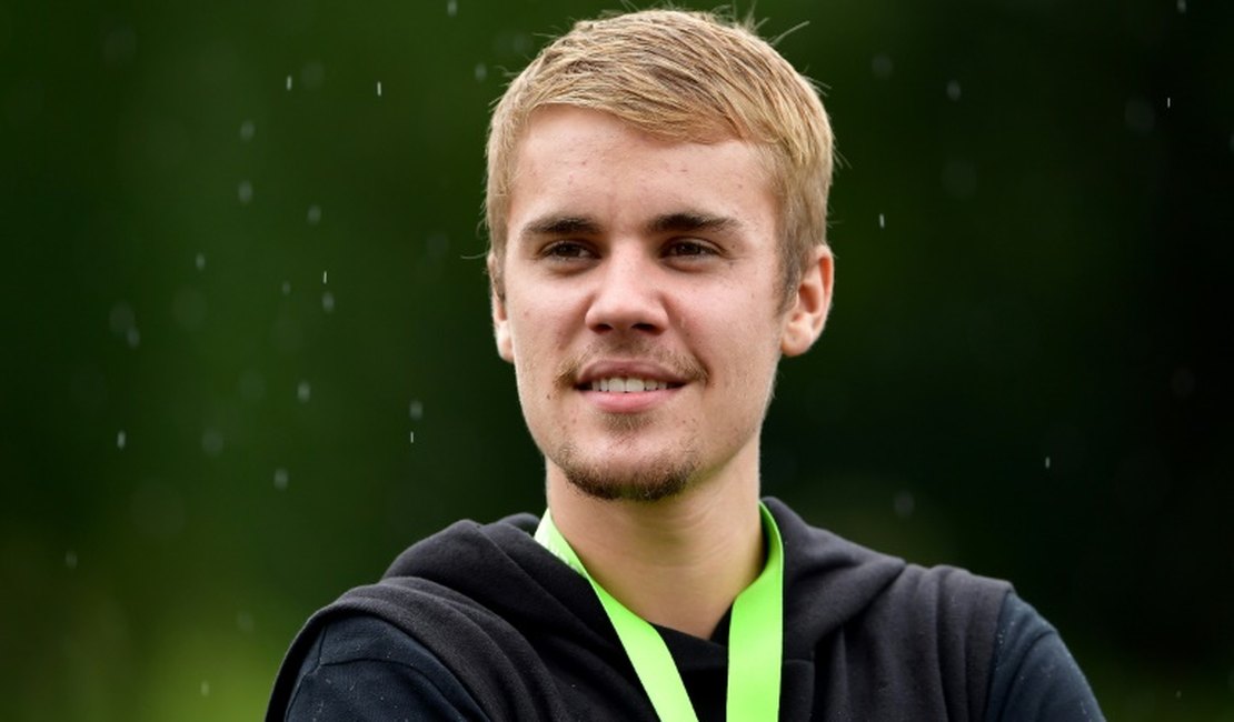 Justin Bieber divulga número do próprio Whatsapp em rede social
