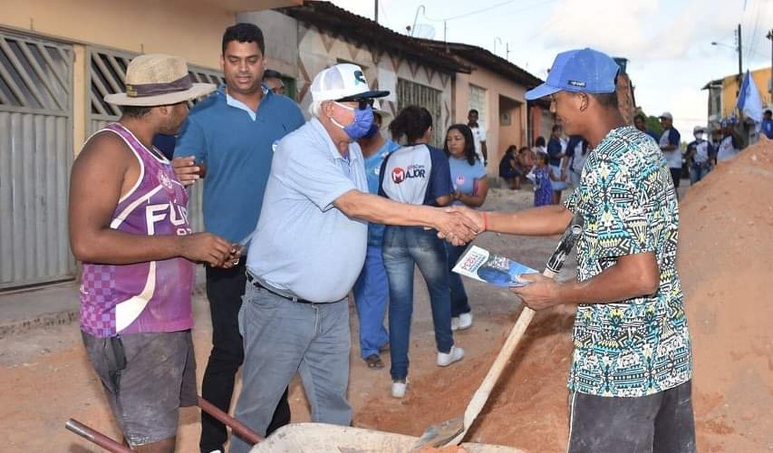 Sérgio Lira e Gabriel Vasconcelos visitam moradores de São Bento