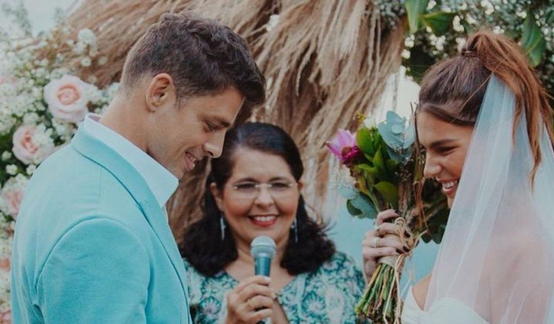 Mariana Goldfarb celebra dois anos de casamento com Cauã Reymond