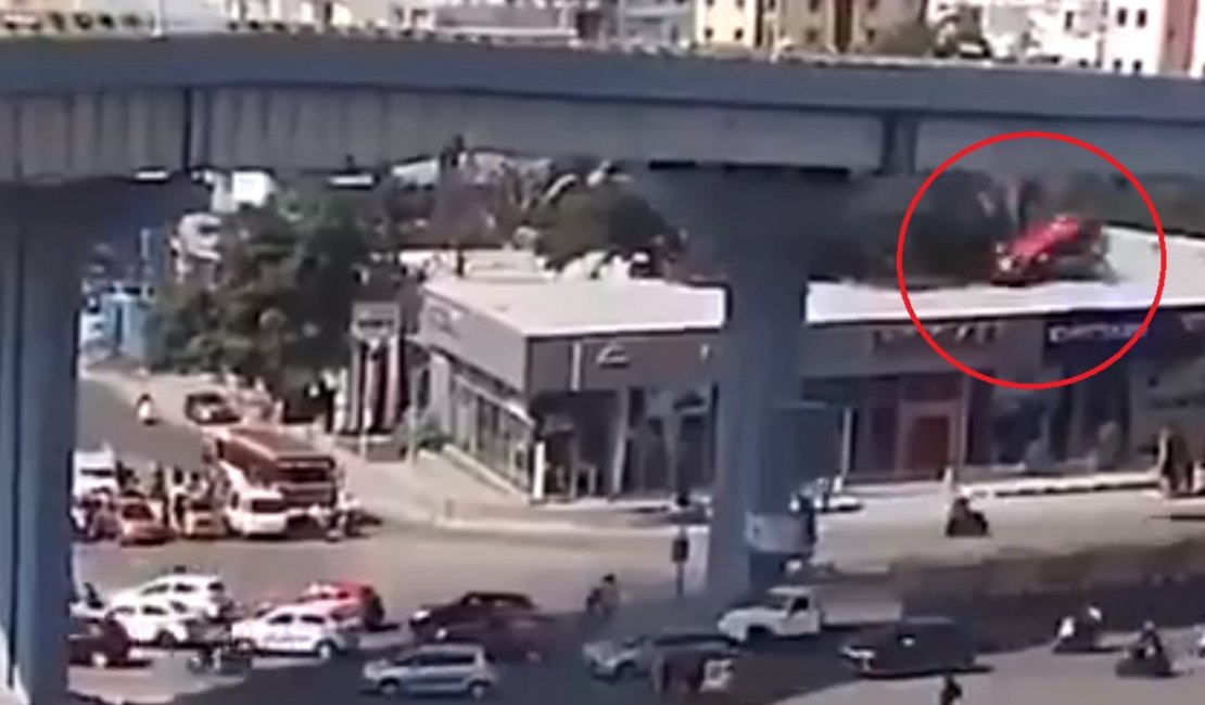 Motorista perde controle e carro cai de viaduto na Índia; veja vídeo