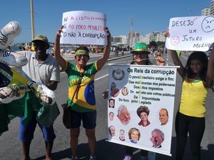 Integrantes do Movimento Brasil protestam na orla de Maceió