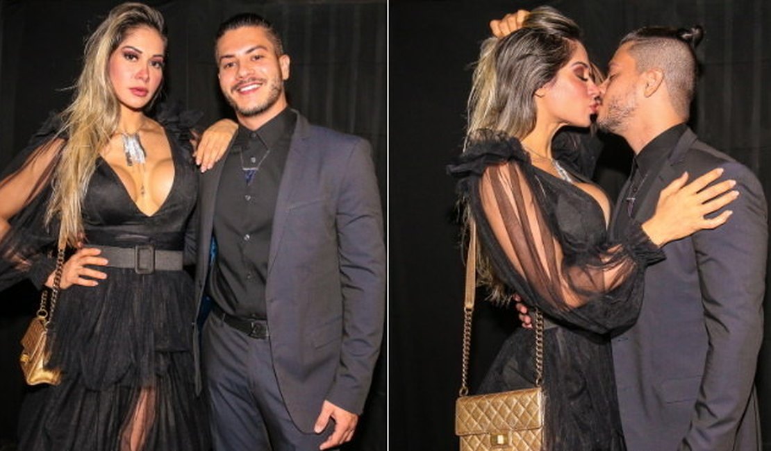 Mayra Cardi e Arthur Aguiar trocam beijos em festa de Gabi Martins