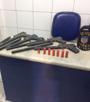 Polícia flagra homem com arma e munições em Fernão Velho; menor acaba apreendido