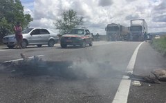 Índios atearam fogo em pneus e galhos para impedir a passagem de veículos