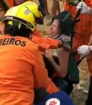 [Vídeo] Bombeiros e Samu resgatam casal que caiu em buraco na AL-220 em Arapiraca