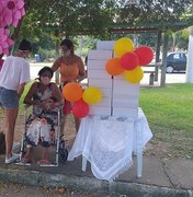 Idosa completa 90 anos e recebe 'aniversário drive-thru' para celebrar a data em Búzios, no RJ