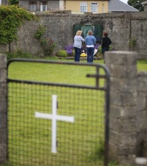 Fossa com 800 bebês  e crianças é achada em orfanato católico na Irlanda