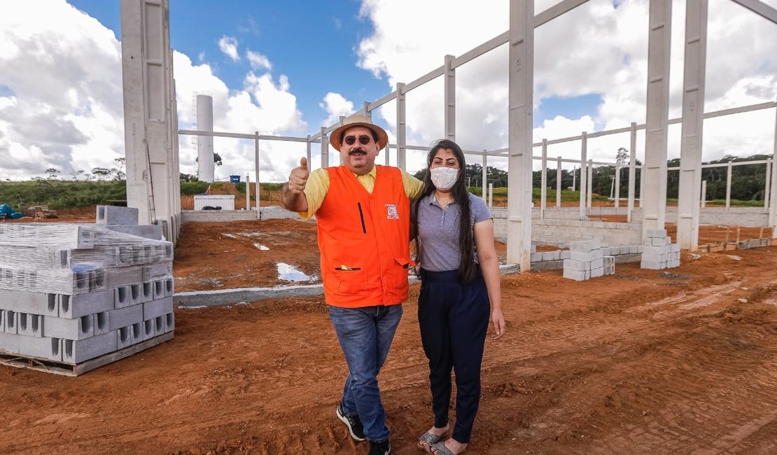 Secretária Gabriela Gonçalves e prefeito visitam obras da Indústria Nordeste Mais Alimentos em Rio Largo