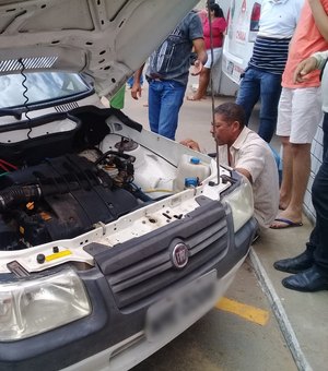 Cobra é achada dentro de carro no estacionamento do Hospital Chama, em Arapiraca