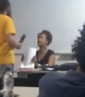 Aluno de federal se recusa a receber material das mãos de professora negra; assista