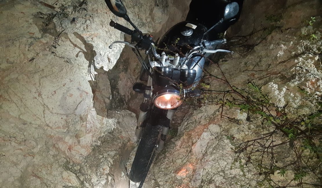 PRF socorre motociclista que estava desaparecido após acidente