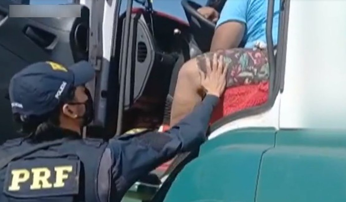 Motorista bêbado dorme ao volante de caminhão e custa a ser acordado por policial, diz PRF