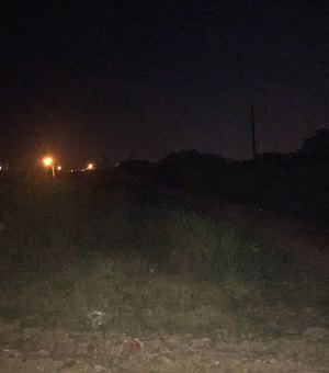 Bairro de Arapiraca está há quase um ano sem iluminação, moradores reclamam