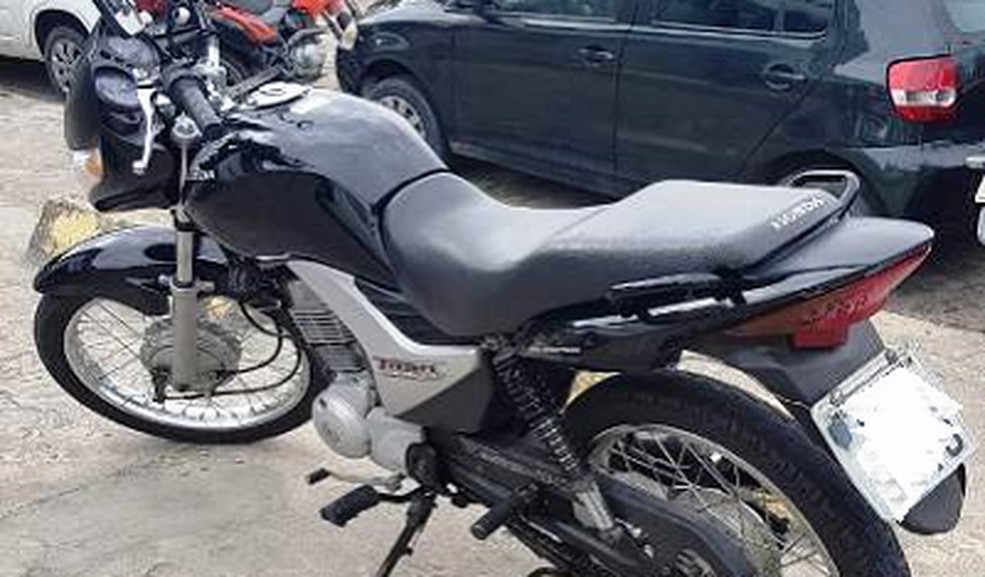Jovem é preso com motocicleta roubada na AL-101 Norte, em Jacarecica