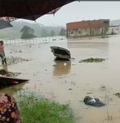 [Vídeo] Carro é ‘engolido’ por enchente em Porto Calvo