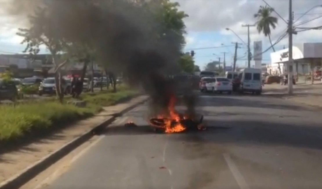 Motocicleta pega fogo em avenida de Maceió e assusta populares