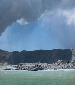 Vulcão em ilha turística na Nova Zelândia entra em erupção e deixa mortos