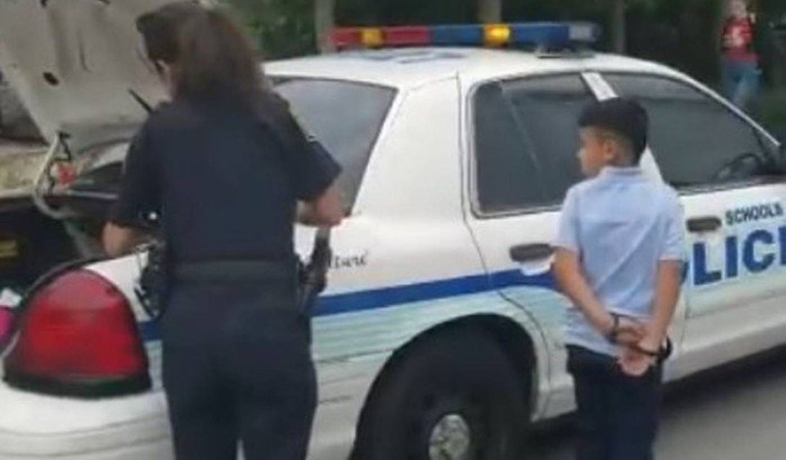 Menino de sete anos é detido e algemado por agredir professor