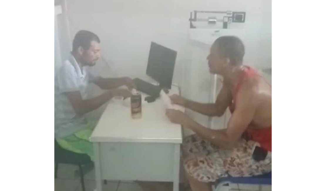 [Vídeo] Brincadeira de 'médico' receitando cachaça em posto de saúde revolta Matriz de Camaragibe