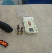 Jovem é preso com mais de 150 bombinhas de maconha e revólver especial