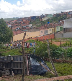 Carreta tomba e cai em ribenceira na AL-110 em Taquarana