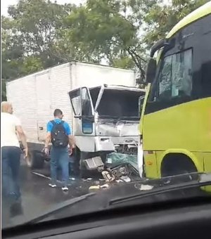 Colisão entre caminhão,moto e ônibus deixa vítima fatal na BR-424