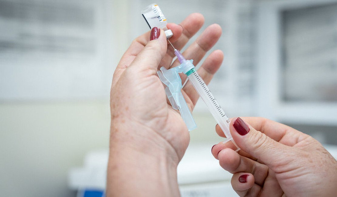 Saúde pede a grupos prioritários que receberam AstraZeneca que tomem vacina bivalente