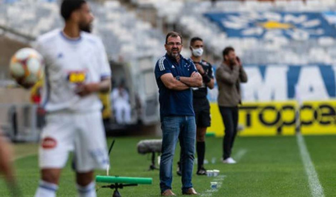 Enderson observa o time, vê pontos positivos no Cruzeiro, mas foco é a preparação para a estreia na Série B