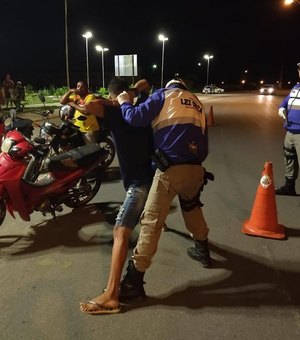 Motoristas inabilitados são flagrados durante Lei Seca na capital
