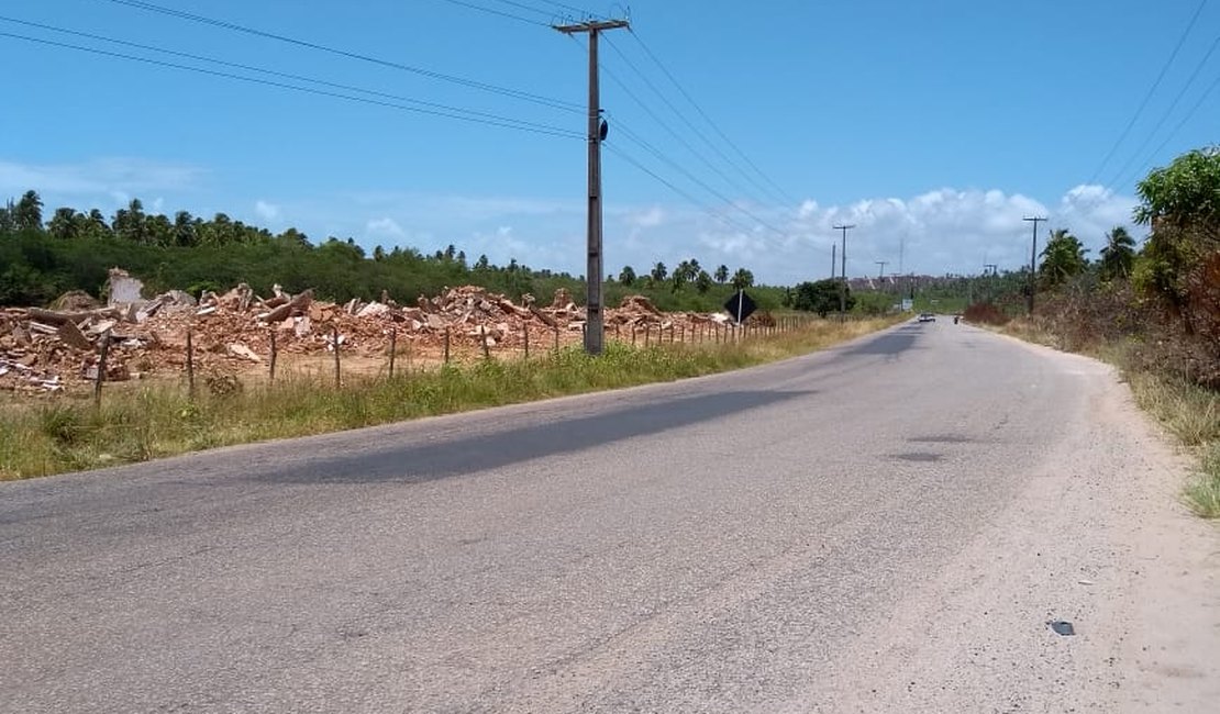 Colisão entre dois carros é registrada na rodovia AL 101 Norte