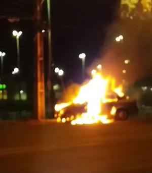 Carro pega fogo e fica destruído pelas chamas no Eustáquio Gomes, em Maceió