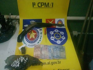 PM prende jovem com espingarda, pedras de crack e maconha prensada no interior