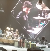 [Vídeo] Garoto de 8 anos vira 'baterista' do Foo Fighters e se recusa a sair do palco