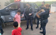 Policiais doam chocolates para crianças em Alagoas