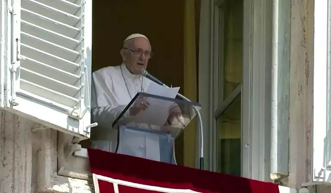 Papa reza o Ângelus no Vaticano pela 1ª vez após cirurgia e pede paz em Cuba