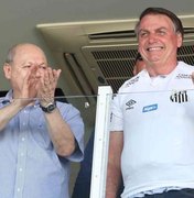 Bolsonaro veste a camisa do Santos em clássico contra o São Paulo