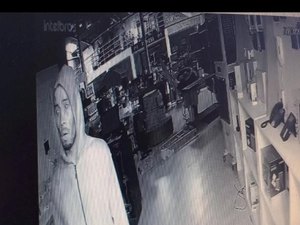 Câmeras de segurança flagram suspeitos de furtarem loja no Tabuleiro do Martins