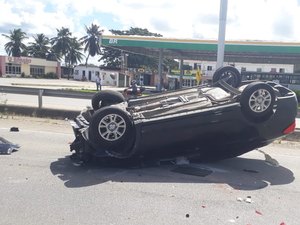 Carro capota em acidente na Barra de São Miguel dos Campos